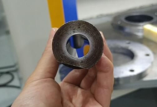 模具內(nèi)孔用磨床磨過(guò)，對(duì)內(nèi)孔拋光提升光潔度使用斯曼克磨粒流進(jìn)行加工